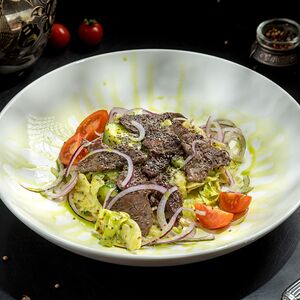 Теплый салат с телятиной