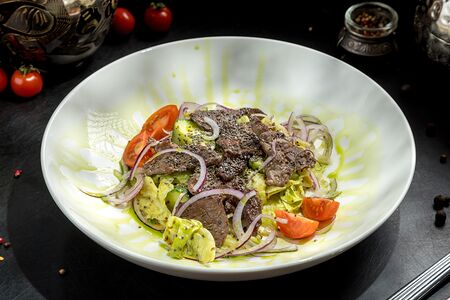 Теплый салат с телятиной