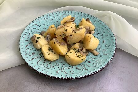 Картофель, тушенный с грибами и луком (постное блюдо)