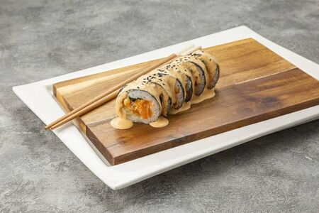 Ролл вакамэ с хрустящим лососем