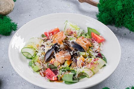 Салат с морепродуктами, печёной свеклой и авокадо