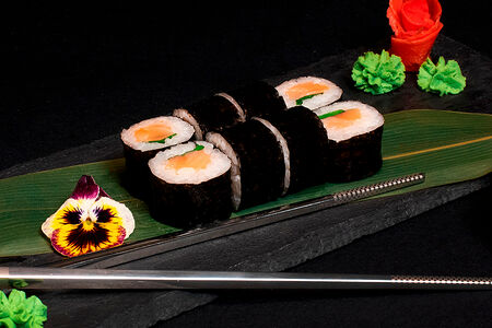 Маки с копченым лососем