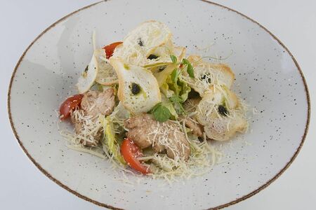 Классический салат Цезарь с домашней курой