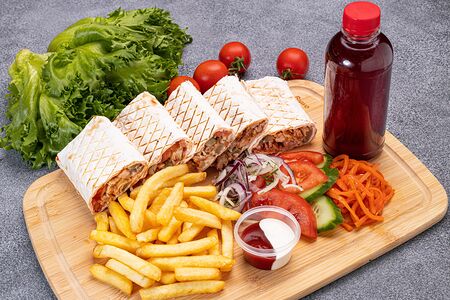 Шаверма Бешбаш с морсом и картофелем фри