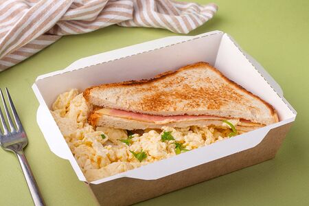 Скрэмбл с сендвичем ветчина-сыр