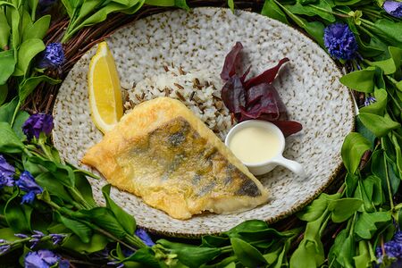 Филе судака с рисом и соусом пармезан