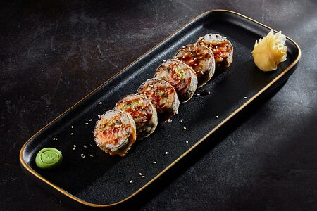 Жареный ролл с лососем, тобико и соусом терияки