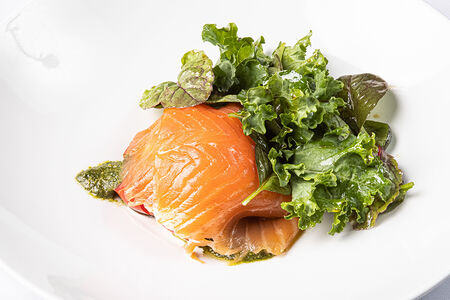 Лосось лёгкого копчения со страчателлой, томатами и соусом песто