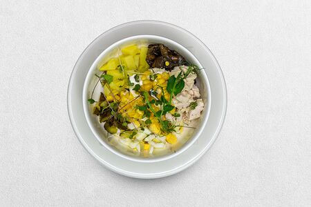 Салат с курицей, грибами и кукурузой