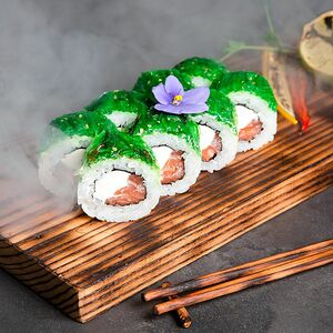 Ролл с лососем и чукой