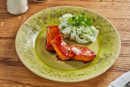 Лосось терияки с салатом из огурца