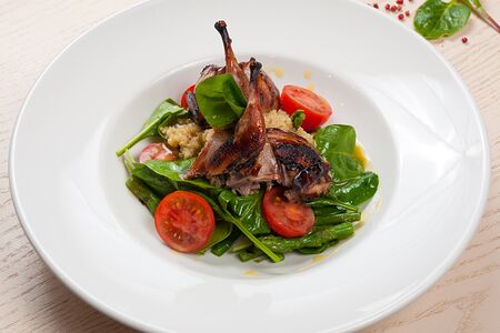 Салат с перепелкой и спаржей