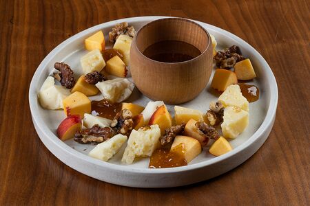 Тарелка сырная