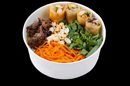 Поке с томленой рваной говядиной и спринг-роллами