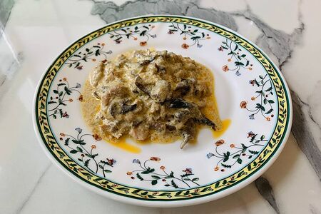 Куриное бедро в сливочном соусе с грибами
