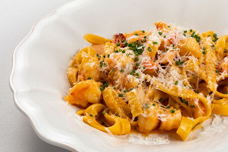 Паста с соусом биск и креветками