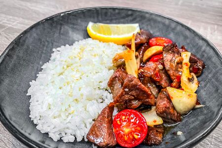 Говядина по-японски с рисом острая