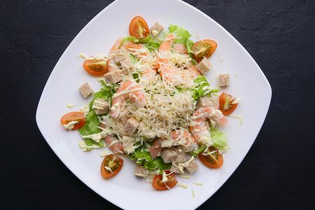Салат Цезарь с креветками