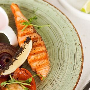 Стейк из лосося с нежнейшим пюре из зеленого горошка со сливочным соусом 