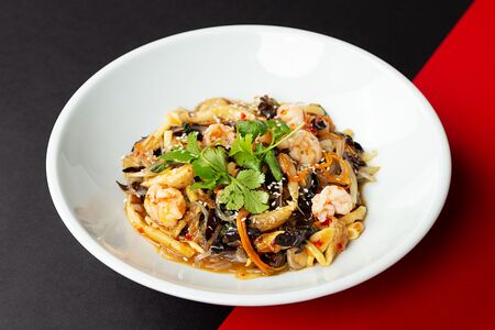 Бататовая лапша с креветками