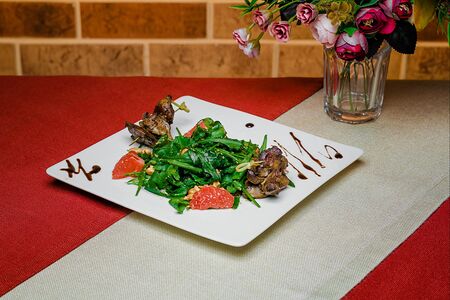 Салат теплый с куриной печенью