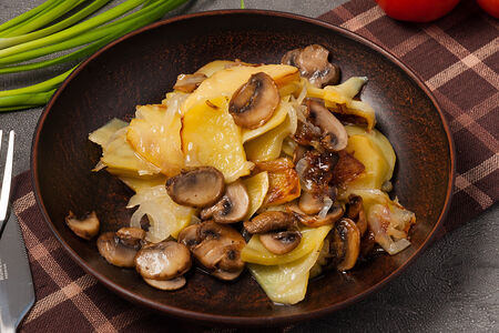 Картофель жаренный с грибами и луком