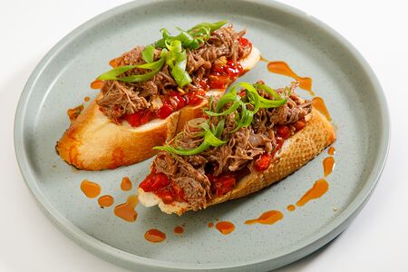 Брускетта с томленой говядиной