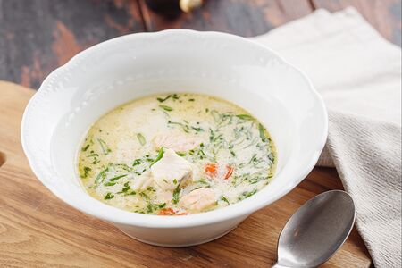 Сливочная уха с лососем