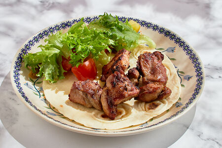 Шашлык cвинoй со свежими овощами