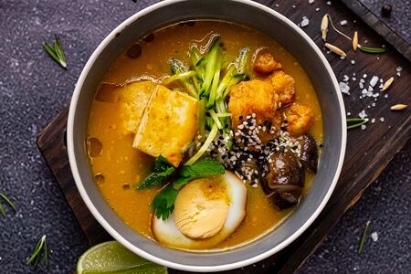 Лакса с куриной грудкой и яйцом