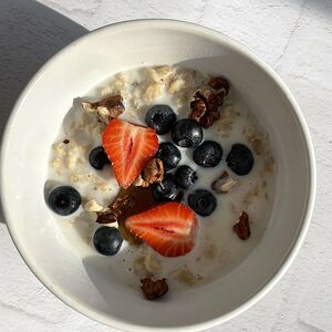 Овсяная каша на кокосовом молоке с семенами чиа и яблочками, томленными с корицей без сахара