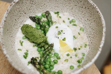 Овсяная каша с песто и спаржей