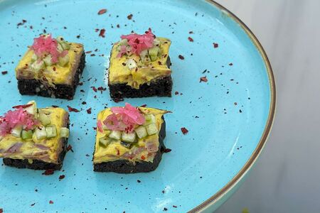 Брускетта с пастрами из говядины