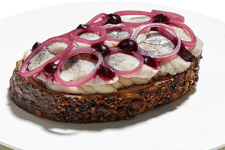 Брускетта с селедкой