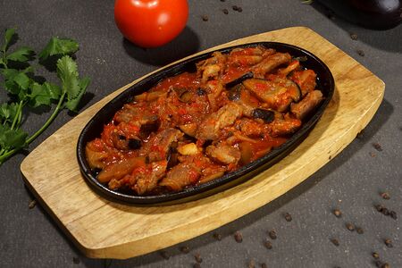 Баранина в баклажанном соусе