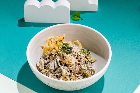 Салат с языком и хрустящим луком