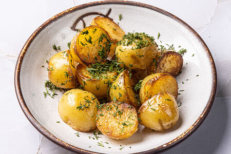 Молодой картофель, обжаренный на топленом масле