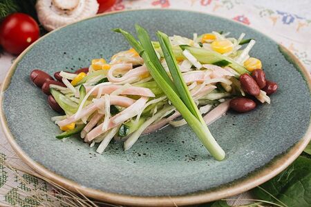 Салат из свежей капусты с ветчиной, красной фасолью, огурцом и кукурузой