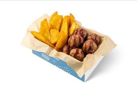 Ланч с фрикадельками и брусничным соусом