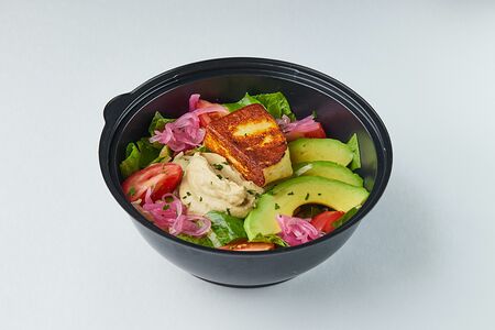 Салат Гектор с авокадо и халлуми