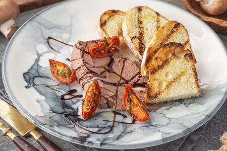 Паштет из печени с грибами и тостами