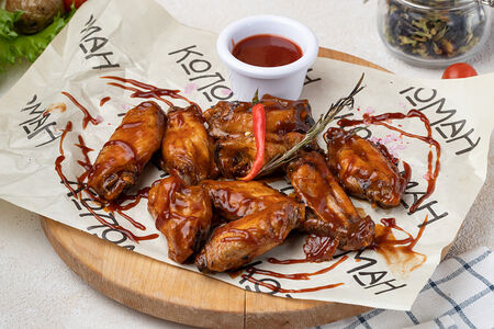 Острые куриные крылья с пряным острым соусом чили