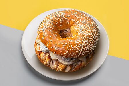 Бейгл с курицей и грибами