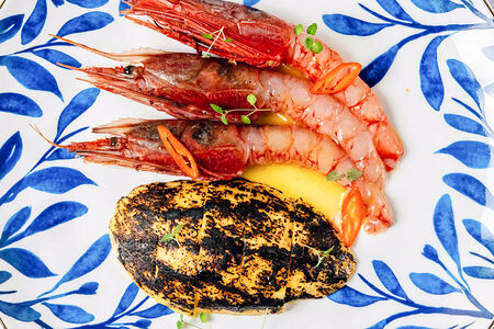 Жженый манго и креветки карабинерос