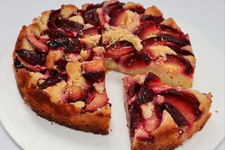 Миндально-сливовый пирог