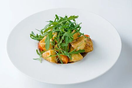 Салат с хрустящими баклажанами и моцареллой