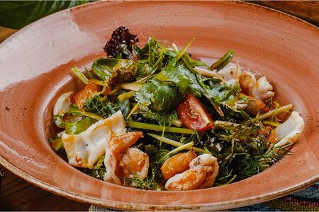 Салат с морепродуктами,стеблем сельдерея и сочной зеленью