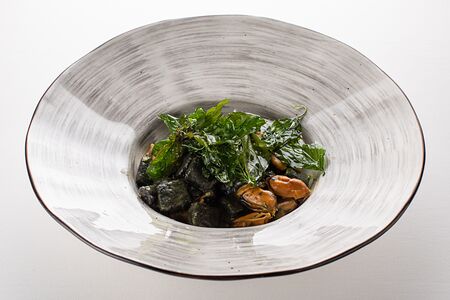 Картофельные ньокки с чернилами каракатиц, мидиями и шафраном