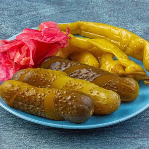 Ассорти из маринованных овощей