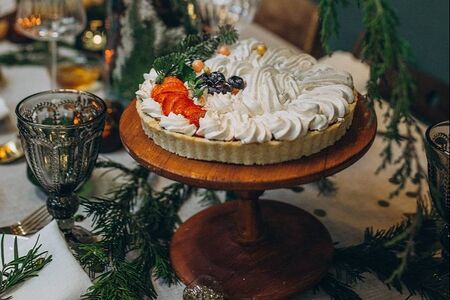 Тарт с меренгой и сезонными ягодами